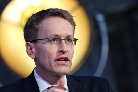 Daniel Günther erläutert vor einem Spotlight