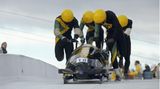 Bekannt wurde die erste jamaikanische Bob-Mannschaft durch die Filmkomödie "Cool Runnings" aus dem Jahr 1993, die allerdings mit der Realität nicht viel zu tun hatte. Gegründet wurde das Team angeblich von zwei US-Geschäftsleuten, die die Mitglieder bei der jamaikanischen Armee rekrutierten. Trotz vieler Rückschläge und Fehler schaffte die Mannschaft die Qualifikation, belegte im olympischen Rennen aber nur einen hinteren Platz. Aber das jamaikanische Bobteam blieb bestehen. Bei den Spielen in Albertville 1992 fuhr der Viererbob immerhin auf den 14. Platz und "Cool Runnings" ist seit dem Film ein feststehender Begriff.