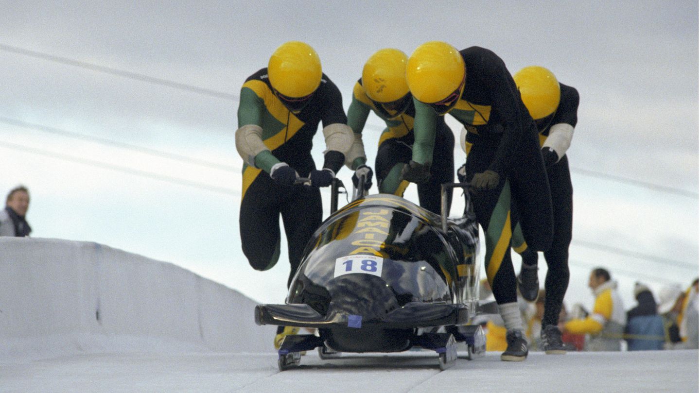 Winterspiele 2022: Bekannt wurde die erste jamaikanische Bob-Mannschaft durch die Filmkomödie "Cool Runnings" aus dem Jahr 1993, die allerdings mit der Realität nicht viel zu tun hatte. Gegründet wurde das Team angeblich von zwei US-Geschäftsleuten, die die Mitglieder bei der jamaikanischen Armee rekrutierten. Trotz vieler Rückschläge und Fehler schaffte die Mannschaft die Qualifikation, belegte im olympischen Rennen aber nur einen hinteren Platz. Aber das jamaikanische Bobteam blieb bestehen. Bei den Spielen in Albertville 1992 fuhr der Viererbob immerhin auf den 14. Platz und "Cool Runnings" ist seit dem Film ein feststehender Begriff. Bekannt wurde die erste jamaikanische Bob-Mannschaft durch die Filmkomödie "Cool Runnings" aus dem Jahr 1993, die allerdings mit der Realität nicht viel zu tun hatte. Gegründet wurde das Team angeblich von zwei US-Geschäftsleuten, die die Mitglieder bei der jamaikanischen Armee rekrutierten. Trotz vieler Rückschläge und Fehler schaffte die Mannschaft die Qualifikation, belegte im olympischen Rennen aber nur einen hinteren Platz. Aber das jamaikanische Bobteam blieb bestehen. Bei den Spielen in Albertville 1992 fuhr der Viererbob immerhin auf den 14. Platz und "Cool Runnings" ist seit dem Film ein feststehender Begriff.