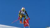 Lamine Guèye aus dem Senegal arbeitete als Model in Paris und fuhr in seiner Freizeit leidenschaftlich gern Ski. Daraus erwuchs offenbar die Idee, an den Olympischen Winterspielen 1984 in Sarajevo teilzunehmen, was auch klappte. Wie man sich denken kann, war der Erfolg eher bescheiden, aber darum geht Guèye nicht. Auch an den Spielen in Albertville 1992 und in Lillehammer 1994 nahm er teil. Seitdem setzt er sich als Präsident des senegalesischen Skiverbandes dafür ein, dass auch kleinere Länder ohne Ski-Tradition leichteren Zugang zu den Olympischen Spielen haben.