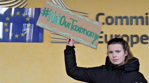 Klimaaktivistin Luisa Neubauer protestiert gegen ein grünes Label der EU-Kommission für Atomkraft und Gas