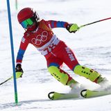 Viel weiß man nicht über die nordkoreanische Skirennläuferin Ryon-Hyang Kim. Nur das: Sie nahm an den Winterspielen in Pyeongchang in Südkorea teil. Dafür brauchte sie keine Qualifikation, weil das IOC mit der Teilnahme nordkoreanischer Athleten zur Völkerverständigung beitragen wollte. Das Regime aus Pjöngjang entsandte zehn Athleten,  eine davon war Kim. Zusätzlich stellten die verfeindeten Bruderstaaten ein gemeinsames Eishockey-Frauenteam. Für Kim und die anderen nordkoreanischen Olympia-Teilnehmer war es nicht einfach, sportlich waren sie krasse Außenseiter. Im Slalom fuhr Kim mit fast 30 Sekunden Abstand auf die Führende über die Ziellinie. Danach sagte sie: "Künftig werde ich mein Bestes geben, um eine Medaille zu holen."