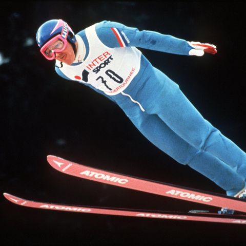 Michael Edwards alias Eddie the Eagle ist unter den Olympia-Außenseitern die größte Kultfigur. Sein Leben wurde mit Hugh Jackman und Taron Egerton in den Hauptrollen sehr sehenswert verfilmt. Edwards erfüllte sich seinen Lebenstraum, als erster britischer Skispringer an den Olympischen Spielen teilzunehmen. Er überwand dafür zahlreiche Hindernisse, niemand nahm den Jungen mit den dicken Brillengläsern ernst, doch er verfolgte sein Ziel mit großer Beharrlichkeit. 1988 schaffte er die Qualifikation für die Spiele in Calgary und wurde weltberühmt, obwohl er in beiden Wettbewerben (Normalschanze und Großchance) jeweils den letzten Platz belegte. Nach Calgary absolvierte er noch zwei Weltcup-Springen in Oberstdorf und Garmisch-Partenkirchen, dann war Schluss mit seiner Karriere als Skispringer.