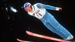Michael Edwards alias Eddie the Eagle ist unter den Olympia-Außenseitern die größte Kultfigur. Sein Leben wurde mit Hugh Jackman und Taron Egerton in den Hauptrollen sehr sehenswert verfilmt. Edwards erfüllte sich seinen Lebenstraum, als erster britischer Skispringer an den Olympischen Spielen teilzunehmen. Er überwand dafür zahlreiche Hindernisse, niemand nahm den Jungen mit den dicken Brillengläsern ernst, doch er verfolgte sein Ziel mit großer Beharrlichkeit. 1988 schaffte er die Qualifikation für die Spiele in Calgary und wurde weltberühmt, obwohl er in beiden Wettbewerben (Normalschanze und Großchance) jeweils den letzten Platz belegte. Nach Calgary absolvierte er noch zwei Weltcup-Springen in Oberstdorf und Garmisch-Partenkirchen, dann war Schluss mit seiner Karriere als Skispringer.