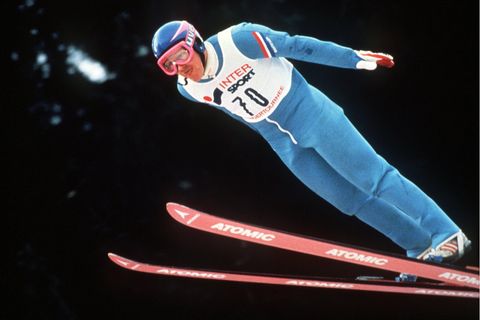 Michael Edwards alias Eddie the Eagle ist unter den Olympia-Außenseitern die größte Kultfigur. Sein Leben wurde mit Hugh Jackman und Taron Egerton in den Hauptrollen sehr sehenswert verfilmt. Edwards erfüllte sich seinen Lebenstraum, als erster britischer Skispringer an den Olympischen Spielen teilzunehmen. Er überwand dafür zahlreiche Hindernisse, niemand nahm den Jungen mit den dicken Brillengläsern ernst, doch er verfolgte sein Ziel mit großer Beharrlichkeit. 1988 schaffte er die Qualifikation für die Spiele in Calgary und wurde weltberühmt, obwohl er in beiden Wettbewerben (Normalschanze und Großchance) jeweils den letzten Platz belegte. Nach Calgary absolvierte er noch zwei Weltcup-Springen in Oberstdorf und Garmisch-Partenkirchen, dann war Schluss mit seiner Karriere als Skispringer.