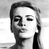 Die große italienische Filmschauspielerin Monica Vitti ist am 2. Februar 2022 im Alter von 90 Jahren in ihrer Heimatstadt Rom gestorben. Vitti wurde in den frühen 1960er Jahren durch die Filmen des Regisseurs Michelangelo Antonioni eines der prägenden Gesichter des neuen italienischen Films. Sie drehte später mit weiteren großen Filmemachern des Weltkinos, darunter Ettore Scola, Luis Buñuel und Franco Rossi. In ihrer Karriere erhielt sie zahlreiche Auszeichnungen, darunter 1984 den Silbernen Bären auf der Berlinale und 1995 in Venedig den Goldenen Löwen für ihr Lebenswerk. Seit 1973 war Vitti mit dem Regisseur und Produzenten Roberto Russo liiert, 2000 heiratete das Paar nach 27 Jahren.