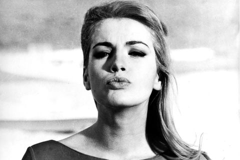 Die große italienische Filmschauspielerin Monica Vitti ist am 2. Februar 2022 im Alter von 90 Jahren in ihrer Heimatstadt Rom gestorben. Vitti wurde in den frühen 1960er Jahren durch die Filmen des Regisseurs Michelangelo Antonioni eines der prägenden Gesichter des neuen italienischen Films. Sie drehte später mit weiteren großen Filmemachern des Weltkinos, darunter Ettore Scola, Luis Buñuel und Franco Rossi. In ihrer Karriere erhielt sie zahlreiche Auszeichnungen, darunter 1984 den Silbernen Bären auf der Berlinale und 1995 in Venedig den Goldenen Löwen für ihr Lebenswerk. Seit 1973 war Vitti mit dem Regisseur und Produzenten Roberto Russo liiert, 2000 heiratete das Paar nach 27 Jahren.