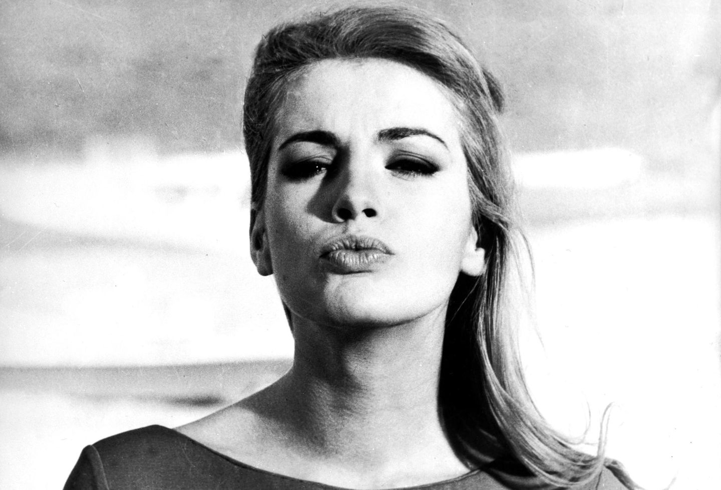 Die große italienische Filmschauspielerin Monica Vitti ist am 2. Februar 2022 im Alter von 90 Jahren in ihrer Heimatstadt Rom gestorben. Vitti wurde in den frühen 1960er Jahren durch die Filmen des Regisseurs Michelangelo Antonioni eines der prägenden Gesichter des neuen italienischen Films. Sie drehte später mit weiteren großen Filmemachern des Weltkinos, darunter Ettore Scola, Luis Buñuel und Franco Rossi. In ihrer Karriere erhielt sie zahlreiche Auszeichnungen, darunter 1984 den Silbernen Bären auf der Berlinale und 1995 in Venedig den Goldenen Löwen für ihr Lebenswerk. Seit 1973 war Vitti mit dem Regisseur und Produzenten Roberto Russo liiert, 2000 heiratete das Paar nach 27 Jahren.