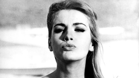Die große italienische Filmschauspielerin Monica Vitti ist am 2. Februar 2022 im Alter von 90 Jahren in ihrer Heimatstadt Rom gestorben. Vitti wurde in den frühen 1960er Jahren durch die Filmen des Regisseurs Michelangelo Antonioni eines der prägenden Gesichter des neuen italienischen Films. Sie drehte später mit weiteren großen Filmemachern des Weltkinos, darunter Ettore Scola, Luis Buñuel und Franco Rossi. In ihrer Karriere erhielt sie zahlreiche Auszeichnungen, darunter 1984 den Silbernen Bären auf der Berlinale und 1995 in Venedig den Goldenen Löwen für ihr Lebenswerk. Seit 1973 war Vitti mit dem Regisseur und Produzenten Roberto Russo liiert, 2000 heiratete das Paar nach 27 Jahren.
