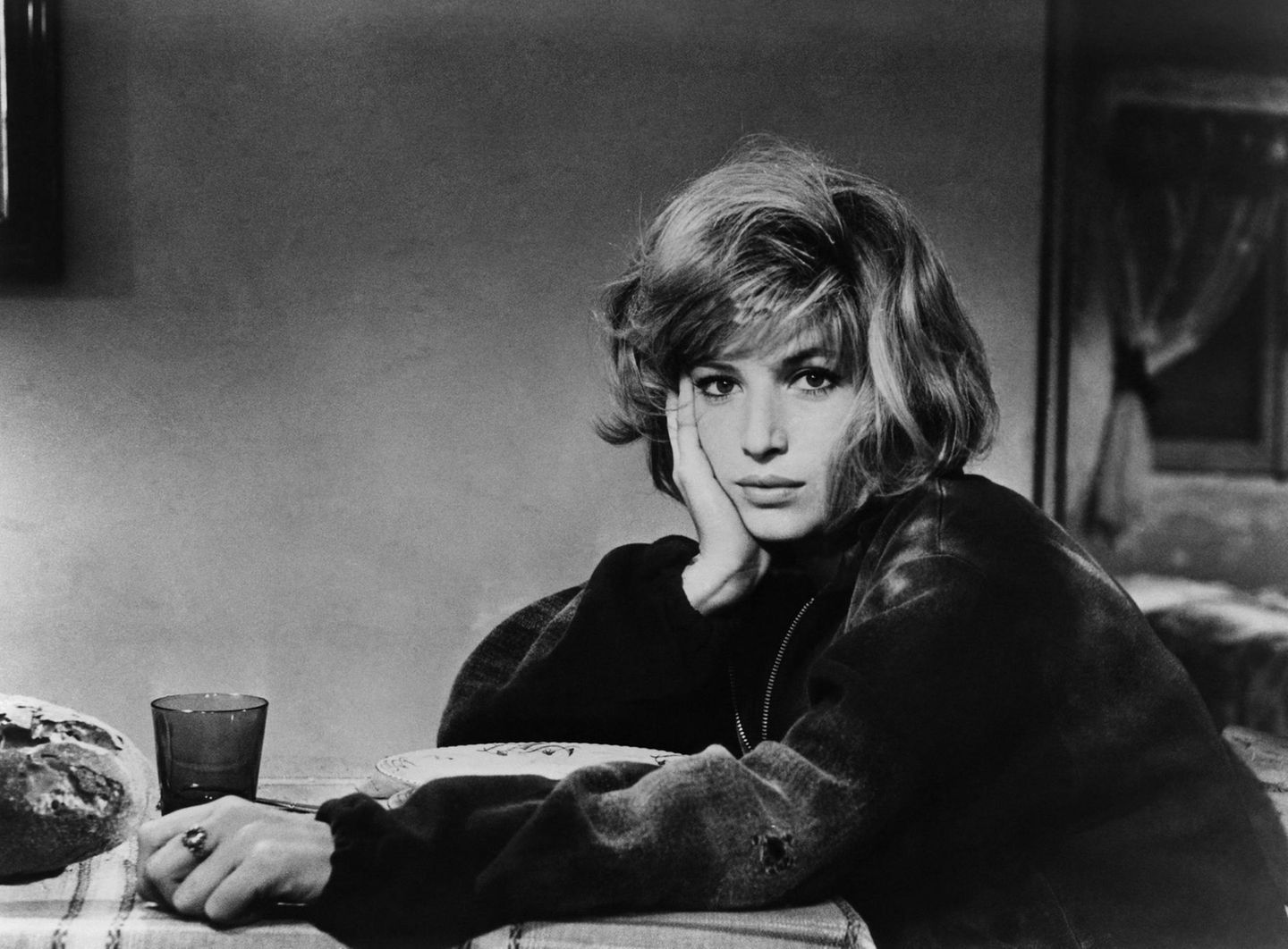 3. Todestag: Monica Vitti war jedoch weit mehr als eine Charakterdarstellerin in Antonionis kühl konstruierten Filmdramen. Doch sie verfügte auch über ein großes komisches Talent. 1965 stand sie etwa in der Liebeskomödie "Die Puppen" vor der Kamera. Es war vor allem der 1968 erschienene Film "Mit Pistolen fängt man keine Männer", der Vitti endgültig beim großen Publikum den Ruf als brillante Komikerin einbrachte. Monica Vitti war jedoch weit mehr als eine Charakterdarstellerin in Antonionis kühl konstruierten Filmdramen. Doch sie verfügte auch über ein großes komisches Talent. 1965 stand sie etwa in der Liebeskomödie "Die Puppen" vor der Kamera. Es war vor allem der 1968 erschienene Film "Mit Pistolen fängt man keine Männer", der Vitti endgültig beim großen Publikum den Ruf als brillante Komikerin einbrachte.