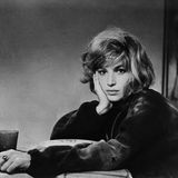 Monica Vitti war jedoch weit mehr als eine Charakterdarstellerin in Antonionis kühl konstruierten Filmdramen. Doch sie verfügte auch über ein großes komisches Talent. 1965 stand sie etwa in der Liebeskomödie "Die Puppen" vor der Kamera. Es war vor allem der 1968 erschienene Film "Mit Pistolen fängt man keine Männer", der Vitti endgültig beim großen Publikum den Ruf als brillante Komikerin einbrachte.