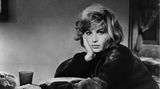 Monica Vitti war jedoch weit mehr als eine Charakterdarstellerin in Antonionis kühl konstruierten Filmdramen. Doch sie verfügte auch über ein großes komisches Talent. 1965 stand sie etwa in der Liebeskomödie "Die Puppen" vor der Kamera. Es war vor allem der 1968 erschienene Film "Mit Pistolen fängt man keine Männer", der Vitti endgültig beim großen Publikum den Ruf als brillante Komikerin einbrachte.