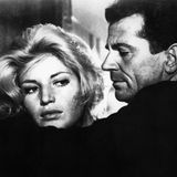 Es war der Beginn einer großen Filmkarriere: 1960 übernahm die damals noch völlig unbekannte Schauspielerin Monica Vitti die Hauptrolle in Michelangelos Drama "Die mit der Liebe spielen" ("L'avventura"). Regie-Legende Martin Scorsese sagte einmal über das Werk: "'L'avventura' bescherte mir einen der tiefsten Schockmomente, die ich je bei einem Film hatte." Das Filmdrama bildete den Auftakt zu einer Trilogie, in deren weiteren Teilen Vitti erneut die Hauptrolle bekleiden sollte. 
