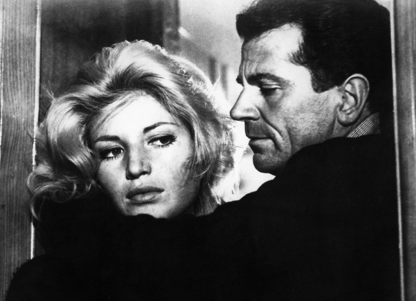 Es war der Beginn einer großen Filmkarriere: 1960 übernahm die damals noch völlig unbekannte Schauspielerin Monica Vitti die Hauptrolle in Michelangelos Drama "Die mit der Liebe spielen" ("L'avventura"). Regie-Legende Martin Scorsese sagte einmal über das Werk: "'L'avventura' bescherte mir einen der tiefsten Schockmomente, die ich je bei einem Film hatte." Das Filmdrama bildete den Auftakt zu einer Trilogie, in deren weiteren Teilen Vitti erneut die Hauptrolle bekleiden sollte. 