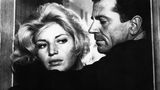 Es war der Beginn einer großen Filmkarriere: 1960 übernahm die damals noch völlig unbekannte Schauspielerin Monica Vitti die Hauptrolle in Michelangelos Drama "Die mit der Liebe spielen" ("L'avventura"). Regie-Legende Martin Scorsese sagte einmal über das Werk: "'L'avventura' bescherte mir einen der tiefsten Schockmomente, die ich je bei einem Film hatte." Das Filmdrama bildete den Auftakt zu einer Trilogie, in deren weiteren Teilen Vitti erneut die Hauptrolle bekleiden sollte. 