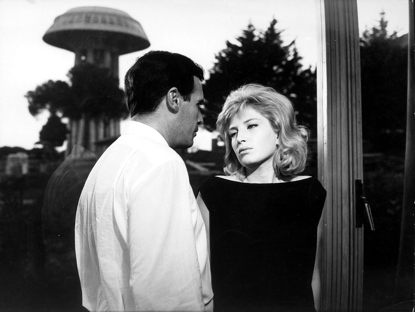 Abgeschlossen wurde die Trilogie von "Liebe 1962", Vitti spielt darin die junge Vittoria, die ihren langjährigen Freund Riccardo (Francisco Rabal) verlässt und mit dem von Alain Delon gespielten Börsenmakler Piero anbandelt. Ihre Liebe findet jedoch keine Erfüllung, das Gefühl der Entfremdung ist stärker als die Gefühle füreinander.