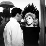 Abgeschlossen wurde die Trilogie von "Liebe 1962", Vitti spielt darin die junge Vittoria, die ihren langjährigen Freund Riccardo (Francisco Rabal) verlässt und mit dem von Alain Delon gespielten Börsenmakler Piero anbandelt. Ihre Liebe findet jedoch keine Erfüllung, das Gefühl der Entfremdung ist stärker als die Gefühle füreinander.