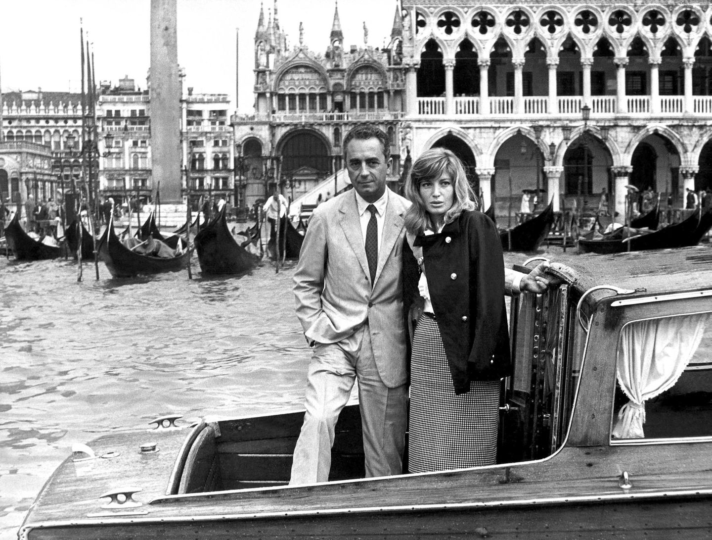 Der Meister und seine Muse: Vier Filme drehte Monica Vitti zusammen mit Michelangelo Antonioni: Nach der Trilogie der Jahre 1960-62 stand sie 1964 in dem Drama "Die rote Wüste" vor der Kamera. Der Film wurde im gleichen Jahr bei den Internationalen Filmfestspielen von Venedig mit dem Goldenen Löwen ausgezeichnet.