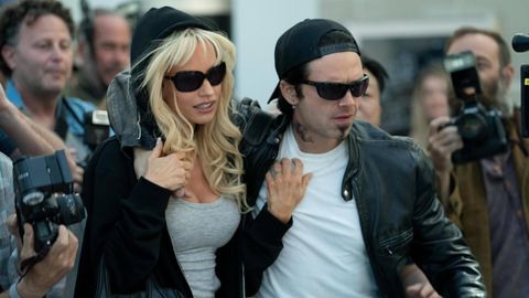 Lily James und Sebastian Stan als Pamela Anderson und Tommy Lee