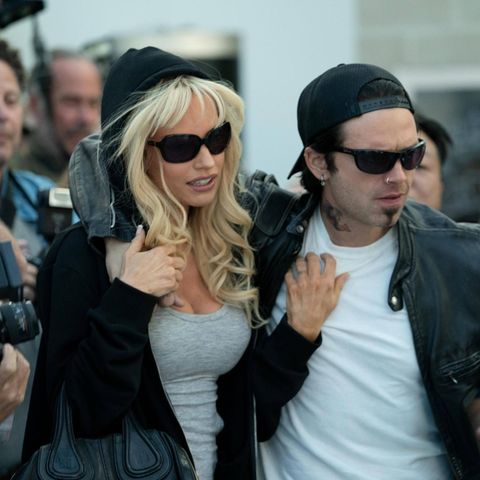 Lily James und Sebastian Stan als Pamela Anderson und Tommy Lee