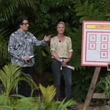 Ja wer schlängelt sich denn da zur nächsten Dschungelprüfung? Die Moderatoren Sonja Zietlow und Daniel Hartwich erklären Schrott-Lotto und dabei geht es erstaunlicher Weise nicht um ihre Outfits. Hartwich trägt ein Hemd im wunderschönen schwarzweißen Leo-Design, da hilft es Zietlow langfristig auch nicht, die Augen vor zu verschließen. Sie selbst glänzt mit einer gelben Schlangen-Kreation, einem Nietengürtel und einer pockenartigen Halskette.