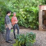 Willkommen zum elften Tag des Dschungelcamps bei der Dschungelprüfung "Locus Pocus". Filip darf als Kandidat gleich durch das stille Örtchen in die Kanalisation hinuntersteigen, doch Daniel Hartwichs Hemd schaut so aus, als hätte dieser den Eingang zur Prüfung schon mal vorab getestet. Wiedermal ein flanelliger Traum, dieses Mal mit einem schnieken Farbverlauf, was der Moderator hier als Hemd den Zuschauern präsentieren darf. Da verzieht selbst seine Co-Moderatorin das Gesicht. Sonja Zietlow bringt hingegen die Tattoo-Kette aus den 90er Jahren zurück in das deutsche TV, kombiniert mit ihrer Lieblings-Jeans und einer Bluse, die farblich direkt aus den 70er Jahren entsprungen ist. 