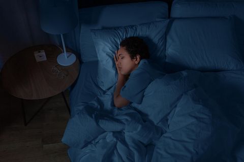 Eine junge Frau schläft. Melatonin kann dabei helfen, hat allerdings auch Nebenwirkungen