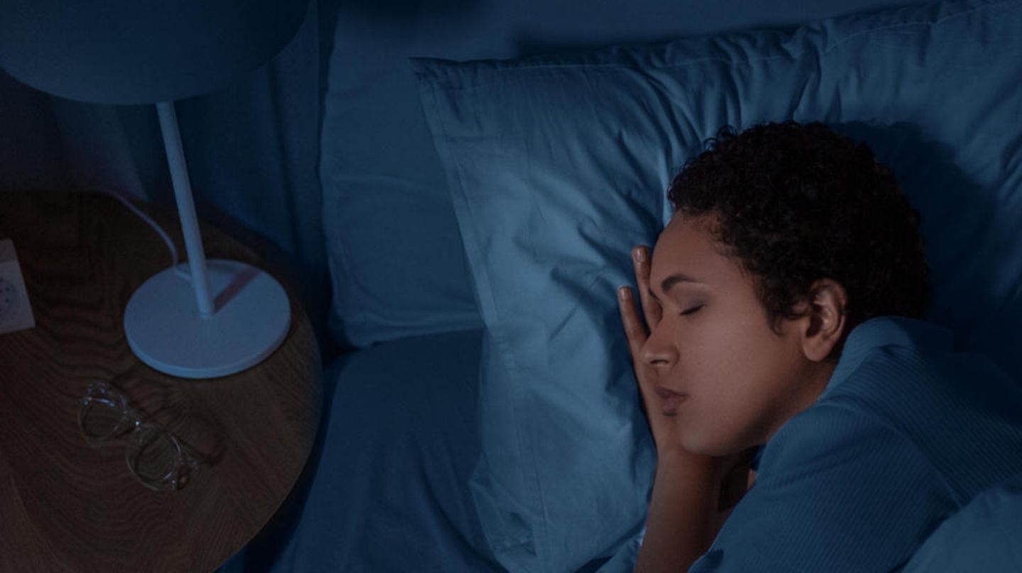 Eine junge Frau schläft. Melatonin kann dabei helfen, hat allerdings auch Nebenwirkungen