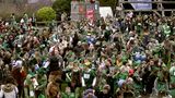 Robin Hood Festival  Wie der Pirat Klaus Störtebeker zu Norddeutschland gehört, ist die Grafschaft Nottingham ohne ihren Helden Robin Hood praktisch nicht mehr vorstellbar. Das Robin-Hood-Festival ist daher ein fester Termin im Sherwood Forrest. Die erste Augustwoche ist Sherwood der "place to be" für alle Fans des Mittelalters mit Schwertkämpfen, Ritterturnieren zu Pferde, Bogenschießen und deftigem Essen in mittelalterlichem Ambiente.
