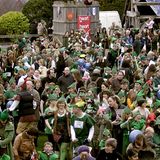 Robin Hood Festival  Wie der Pirat Klaus Störtebeker zu Norddeutschland gehört, ist die Grafschaft Nottingham ohne ihren Helden Robin Hood praktisch nicht mehr vorstellbar. Das Robin-Hood-Festival ist daher ein fester Termin im Sherwood Forrest. Die erste Augustwoche ist Sherwood der "place to be" für alle Fans des Mittelalters mit Schwertkämpfen, Ritterturnieren zu Pferde, Bogenschießen und deftigem Essen in mittelalterlichem Ambiente.