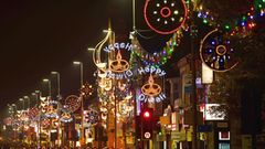 Diwali Festival in Leicester  Warum feiert eine Stadt mitten in Großbritannien mit viel Aufwand ein hinduistische Lichtfest? Die Antwort ist einfach: Nahezu die Hälfte der Einwohner von Leicester haben indische Wurzeln. Leicester in den Midlands ist die wohl ethnisch vielfältigste Stadt in Großbritannien und entsprechend viel Liebe fließt in das bedeutende Diwali. Glücklicherweise, denn so bekommen die Besucher dieses wundervolle Spektakel zu sehen, ohne auf den indischen Subkontinent reisen zu müssen. Diwali in Leicester ist jedoch mehr als Licht. Es ist Tanz, Musik, Feuerspucker, hinduistische Religion und authentisches indisches Essen. Am Montag, den 24. Oktober ist es wieder soweit.
