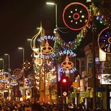 Diwali Festival in Leicester  Warum feiert eine Stadt mitten in Großbritannien mit viel Aufwand ein hinduistische Lichtfest? Die Antwort ist einfach: Nahezu die Hälfte der Einwohner von Leicester haben indische Wurzeln. Leicester in den Midlands ist die wohl ethnisch vielfältigste Stadt in Großbritannien und entsprechend viel Liebe fließt in das bedeutende Diwali. Glücklicherweise, denn so bekommen die Besucher dieses wundervolle Spektakel zu sehen, ohne auf den indischen Subkontinent reisen zu müssen. Diwali in Leicester ist jedoch mehr als Licht. Es ist Tanz, Musik, Feuerspucker, hinduistische Religion und authentisches indisches Essen. Am Montag, den 24. Oktober ist es wieder soweit.