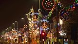 Diwali Festival in Leicester  Warum feiert eine Stadt mitten in Großbritannien mit viel Aufwand ein hinduistische Lichtfest? Die Antwort ist einfach: Nahezu die Hälfte der Einwohner von Leicester haben indische Wurzeln. Leicester in den Midlands ist die wohl ethnisch vielfältigste Stadt in Großbritannien und entsprechend viel Liebe fließt in das bedeutende Diwali. Glücklicherweise, denn so bekommen die Besucher dieses wundervolle Spektakel zu sehen, ohne auf den indischen Subkontinent reisen zu müssen. Diwali in Leicester ist jedoch mehr als Licht. Es ist Tanz, Musik, Feuerspucker, hinduistische Religion und authentisches indisches Essen. Am Montag, den 24. Oktober ist es wieder soweit.
