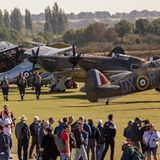 Duxford - Battle of Britain Day  Die “Luftschlacht um England” 1940 spielt in Großbritannien auch 80 Jahre später eine große Rolle in der kollektiven Erinnerung. Der für die Briten siegreiche Ausgang der Schlacht gegen die Deutsche Luftwaffe wird am 10. und 11. September gefeiert. In Duxford findet dazu passend eine Airshow mit den Flugzeugen aus der damaligen Zeit statt. Der kleine Ort unweit der Universität Camebridge ist die Außenstelle des Londoner Imperial War Museums und war zur Zeit der "Battle of Britain" tatsächlich ein Stützpunkt des RAF Fighter Command. Während die schweren Rolls-Royce-Merlin-Motoren durch den Himmel blubbern, findet am Boden ein Volksfest samt Cosplay mit historischen Uniformen statt.
