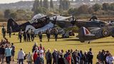 Duxford - Battle of Britain Day  Die “Luftschlacht um England” 1940 spielt in Großbritannien auch 80 Jahre später eine große Rolle in der kollektiven Erinnerung. Der für die Briten siegreiche Ausgang der Schlacht gegen die Deutsche Luftwaffe wird am 10. und 11. September gefeiert. In Duxford findet dazu passend eine Airshow mit den Flugzeugen aus der damaligen Zeit statt. Der kleine Ort unweit der Universität Camebridge ist die Außenstelle des Londoner Imperial War Museums und war zur Zeit der "Battle of Britain" tatsächlich ein Stützpunkt des RAF Fighter Command. Während die schweren Rolls-Royce-Merlin-Motoren durch den Himmel blubbern, findet am Boden ein Volksfest samt Cosplay mit historischen Uniformen statt.
