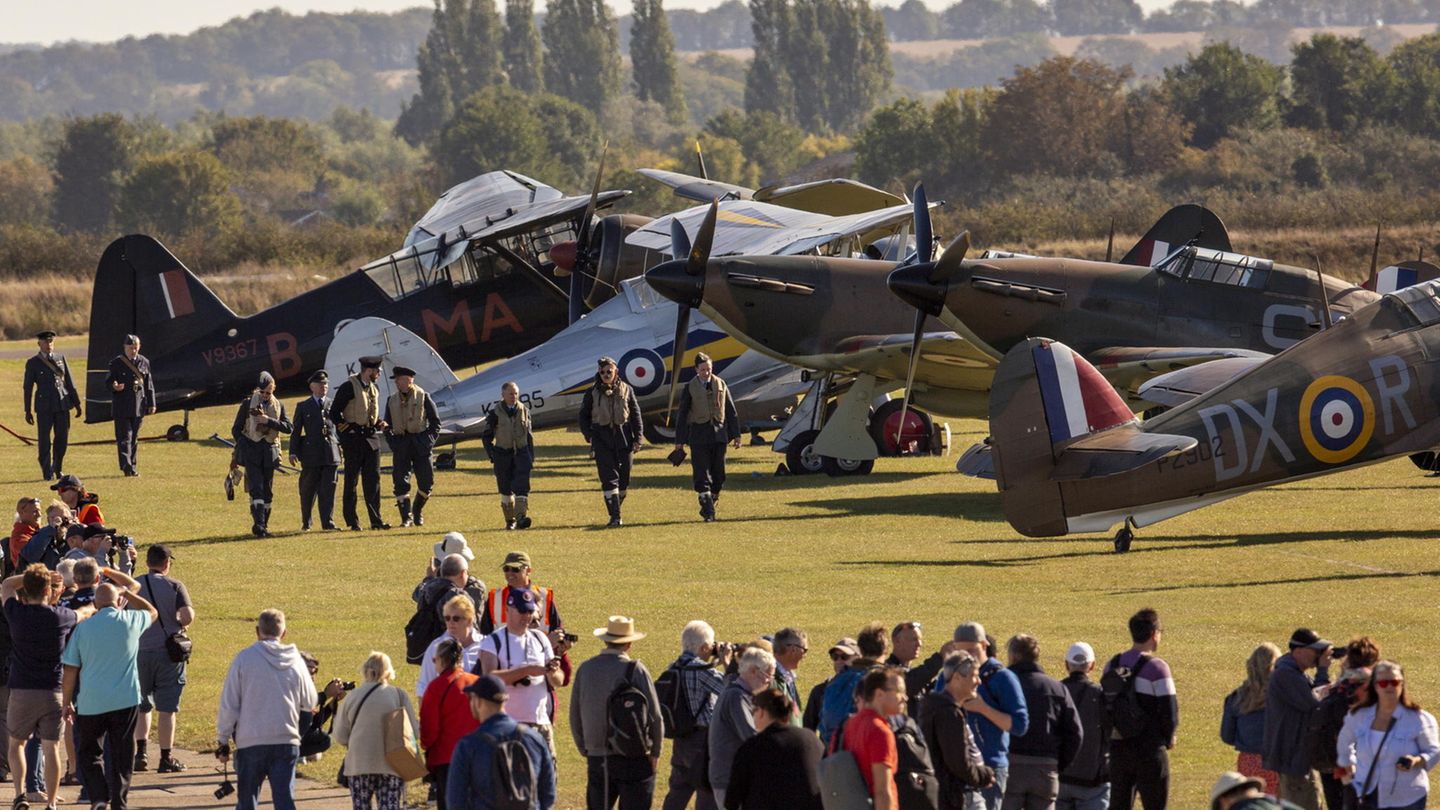 Bonfire, Nottinghill und Battle of Britain: Duxford - Battle of Britain Day Die “Luftschlacht um England” 1940 spielt in Großbritannien auch 80 Jahre später eine große Rolle in der kollektiven Erinnerung. Der für die Briten siegreiche Ausgang der Schlacht gegen die Deutsche Luftwaffe wird am 10. und 11. September gefeiert. In Duxford findet dazu passend eine Airshow mit den Flugzeugen aus der damaligen Zeit statt. Der kleine Ort unweit der Universität Camebridge ist die Außenstelle des Londoner Imperial War Museums und war zur Zeit der "Battle of Britain" tatsächlich ein Stützpunkt des RAF Fighter Command. Während die schweren Rolls-Royce-Merlin-Motoren durch den Himmel blubbern, findet am Boden ein Volksfest samt Cosplay mit historischen Uniformen statt. Duxford - Battle of Britain Day Die “Luftschlacht um England” 1940 spielt in Großbritannien auch 80 Jahre später eine große Rolle in der kollektiven Erinnerung. Der für die Briten siegreiche Ausgang der Schlacht gegen die Deutsche Luftwaffe wird am 10. und 11. September gefeiert. In Duxford findet dazu passend eine Airshow mit den Flugzeugen aus der damaligen Zeit statt. Der kleine Ort unweit der Universität Camebridge ist die Außenstelle des Londoner Imperial War Museums und war zur Zeit der "Battle of Britain" tatsächlich ein Stützpunkt des RAF Fighter Command. Während die schweren Rolls-Royce-Merlin-Motoren durch den Himmel blubbern, findet am Boden ein Volksfest samt Cosplay mit historischen Uniformen statt.
