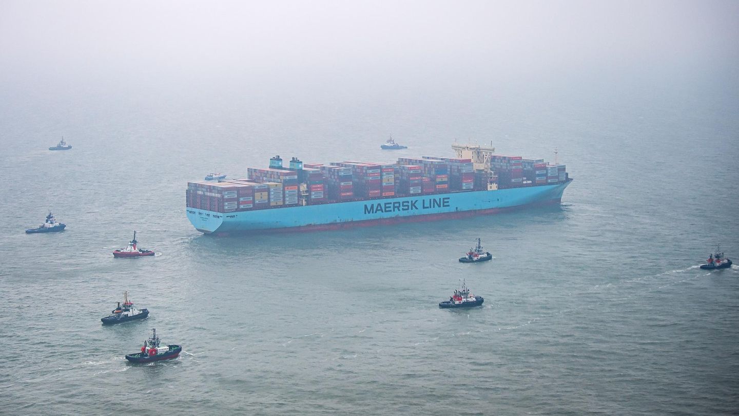 Containerschiff "Mumbai Maersk" liegt umringt von Schleppern in der Nordsee