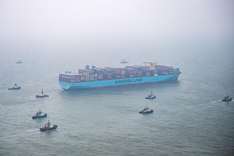Containerschiff "Mumbai Maersk" liegt umringt von Schleppern in der Nordsee