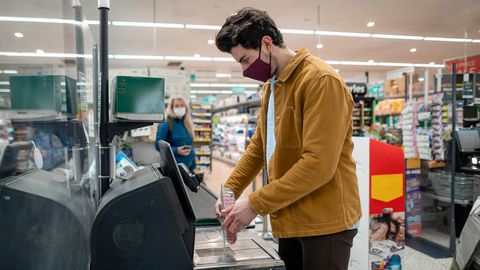 Ein Kunde an einer Self-Checkout-Kasse im Supermarkt