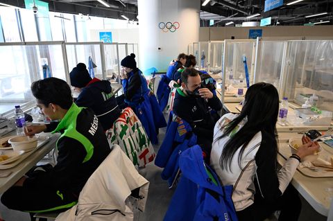 Athleten essen in einem Restaurant im Olympischen Dorf: Das Virus ist längst da