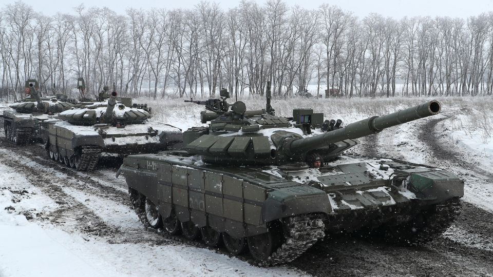 Rund um die Ukraine halten russische Streitkräfte Manöver ab.