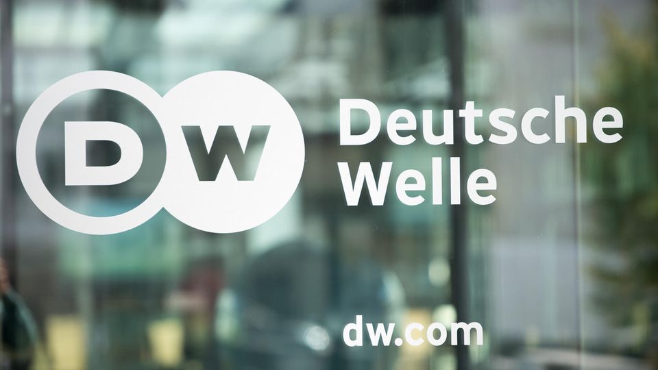 Der Name "Deutsche Welle" steht an einer Glasscheibe