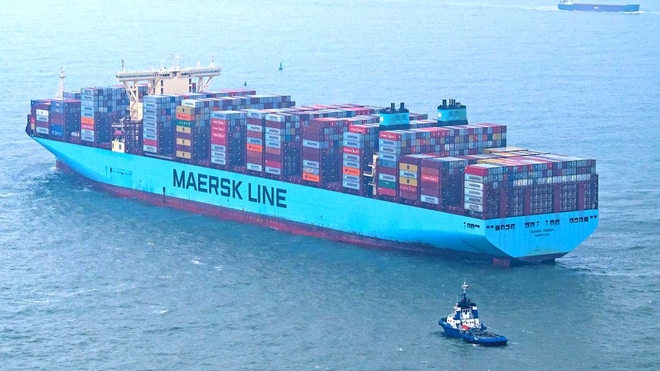 Die "Mumbai Maersk" liegt umringt von Schleppern in der Nordsee
