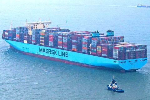 Die "Mumbai Maersk" liegt umringt von Schleppern in der Nordsee