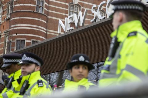 Polizisten in Großbritannien. Die britische Polizei musste einer Frau Entschädigung zahlen, weil sie nackt in einer Zelle sitzen musste. (Symbolbild)