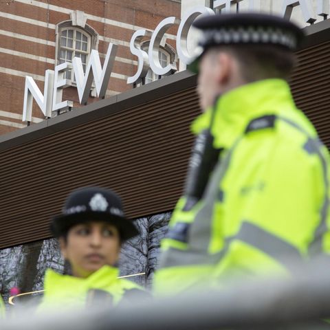 Polizisten in Großbritannien. Die britische Polizei musste einer Frau Entschädigung zahlen, weil sie nackt in einer Zelle sitzen musste. (Symbolbild)