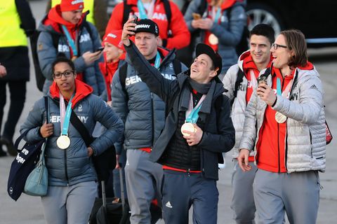 Mariama Jamanka, Eric Frenzel und Christian Ehrhoff (v.l.n.r.) 2018 nach ihrer Rückkehr aus Pyeongchang auf dem Frankfurter Flughafen