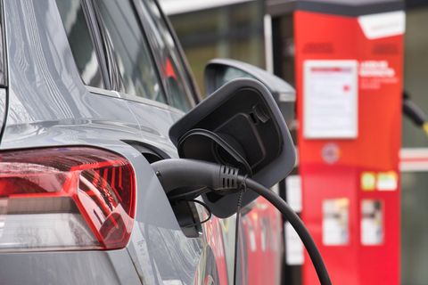 Ein Elektroauto lädt an einer Ladesäule