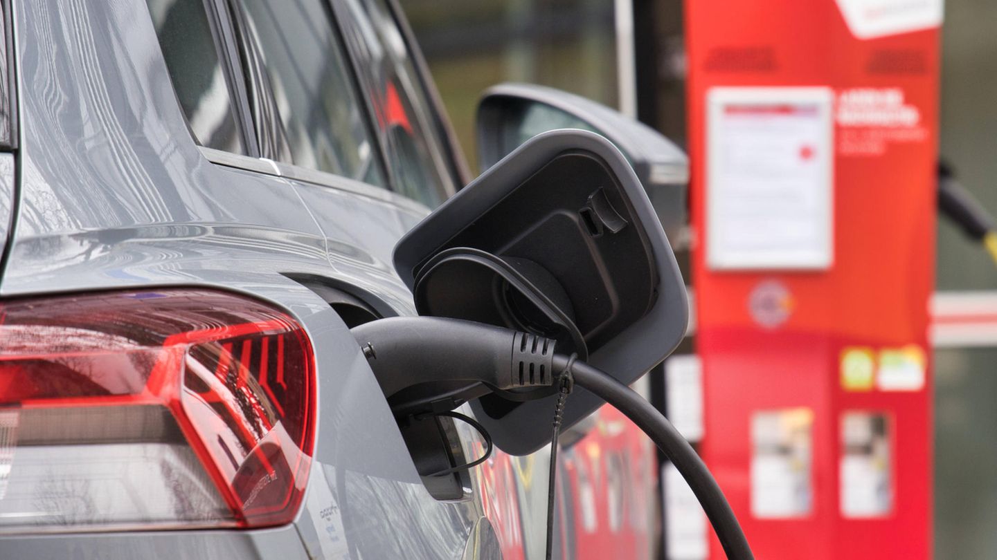 Free fast charging station for electric cars opened near Munich