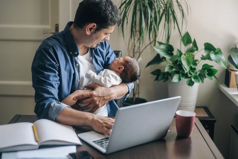 Vater im Homeoffice